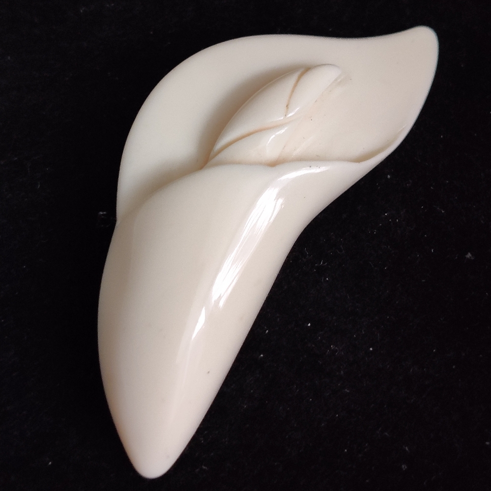 Elegant Vintage Calla Lily Celluloid Brooch